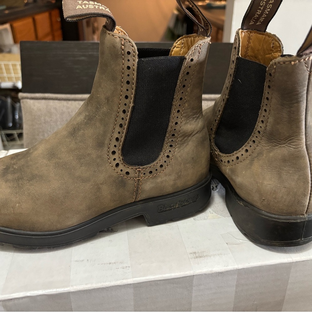 Blundstone Unisex  Chukka Boots in Olive Brown with Black Elastic